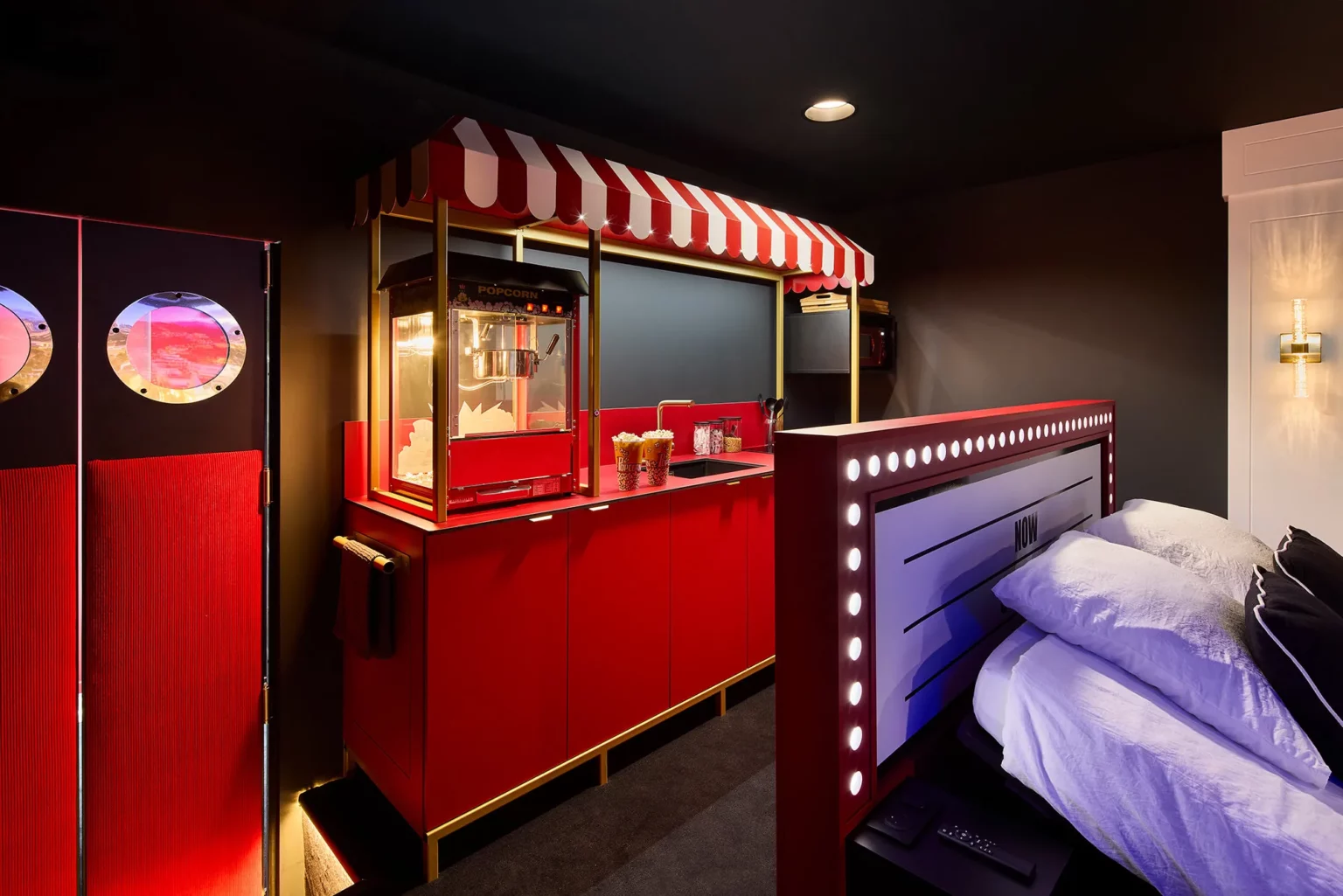 Entrée façon cinéma de la Ciné Room, nuit insolite à une heure de la Charente-Maritime