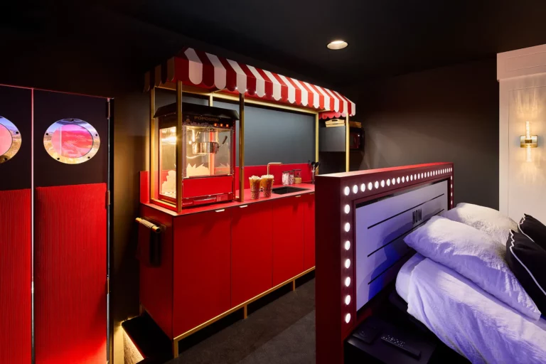 Stand pop-corn et entrée façon cinéma de la Ciné Room