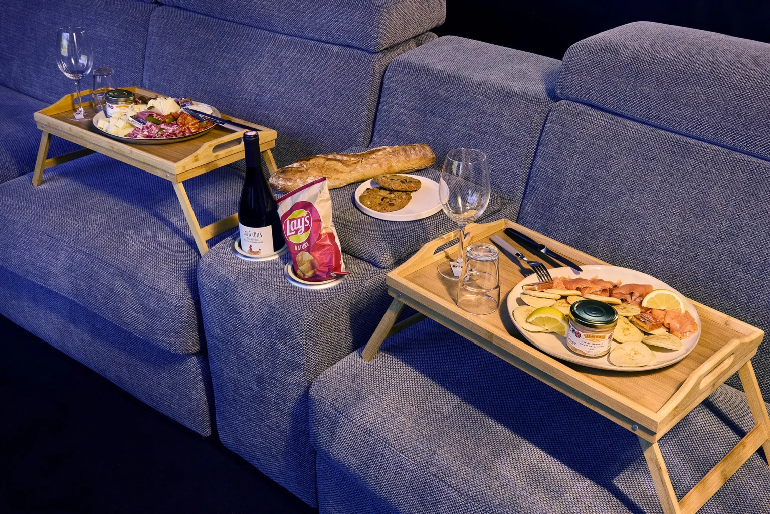 Plateaux gourmands sur le canapé de la Ciné Room pour un week-end romantique à Niort