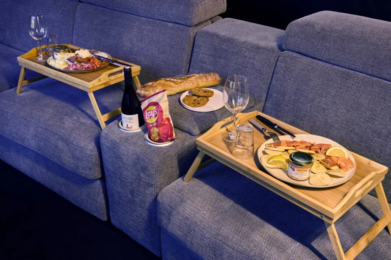 Plateaux apéritif sur le canapé de la salle de cinéma – Ciné Room
