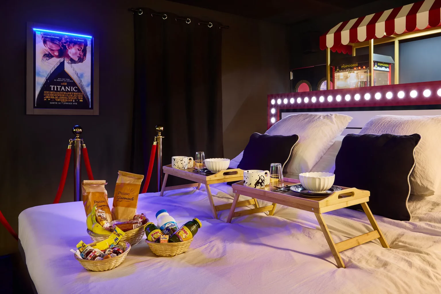 Lit décoré et plateaux gourmands dans la Ciné Room pour une nuit de Saint-Valentin à Niort