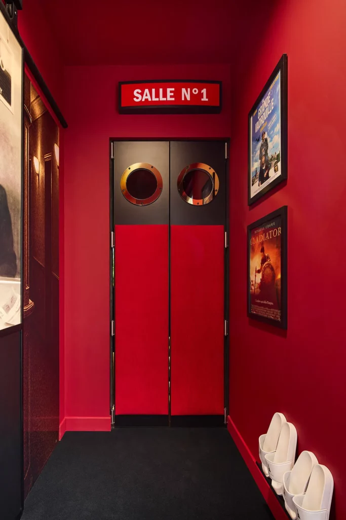 Entrée immersive aux portes à hublots – Ciné Room