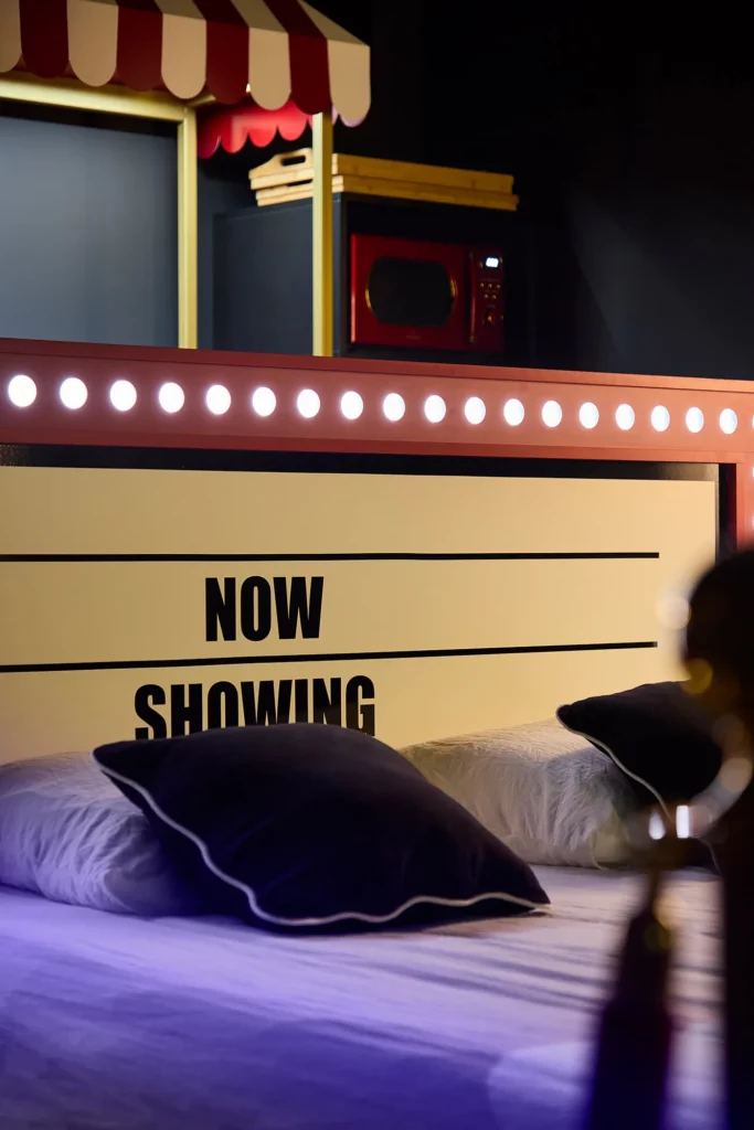 Tête de lit lumineuse « Now showing » – Ciné Room