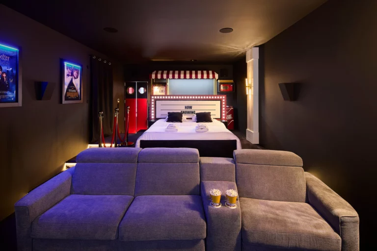 Salle de cinéma privée de la Ciné Room, l'un de nos logements insolites à Niort