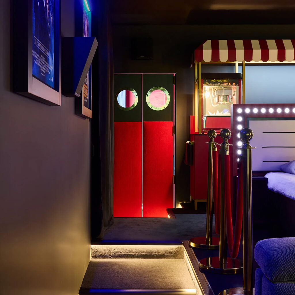 entrée de l'hebergement insolite cinema de la love room à niort, atypique room