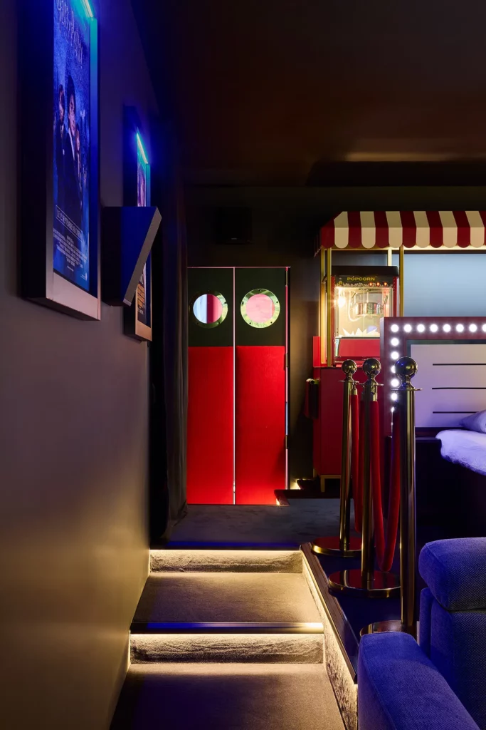 Portes rouges et décor de cinéma – Ciné Room