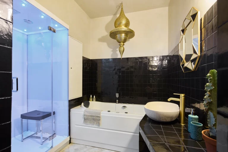Douche hammam et balnéo de la Marrakech Room, l'un de nos logements insolites à Niort