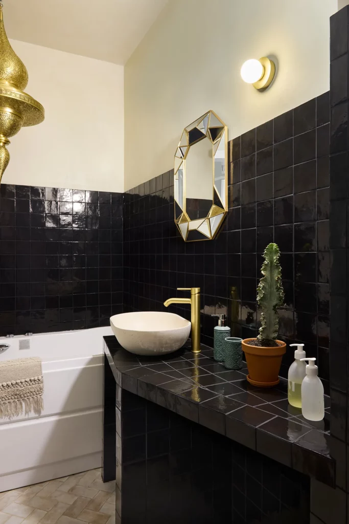 Salle de bain noire et vasque dorée – Marrakech Room