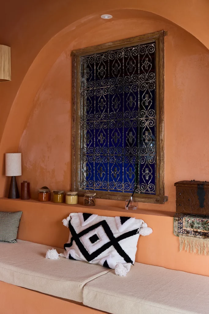 Salon aux tons ocre et moucharabieh – Marrakech Room