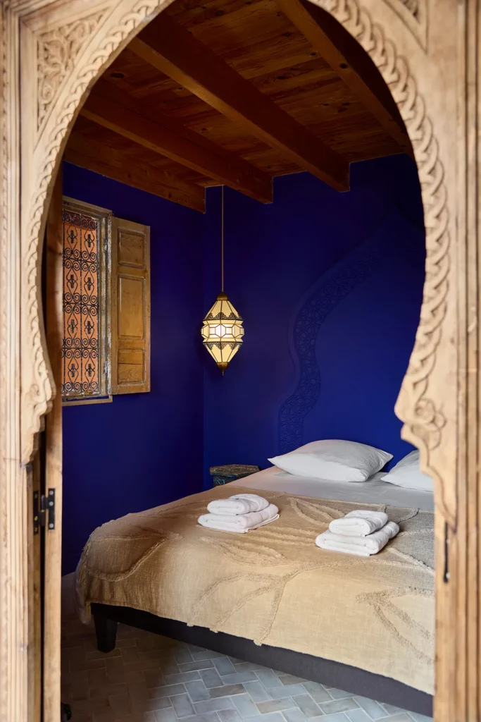 Chambre bleu Majorelle et lanterne marocaine – Marrakech Room