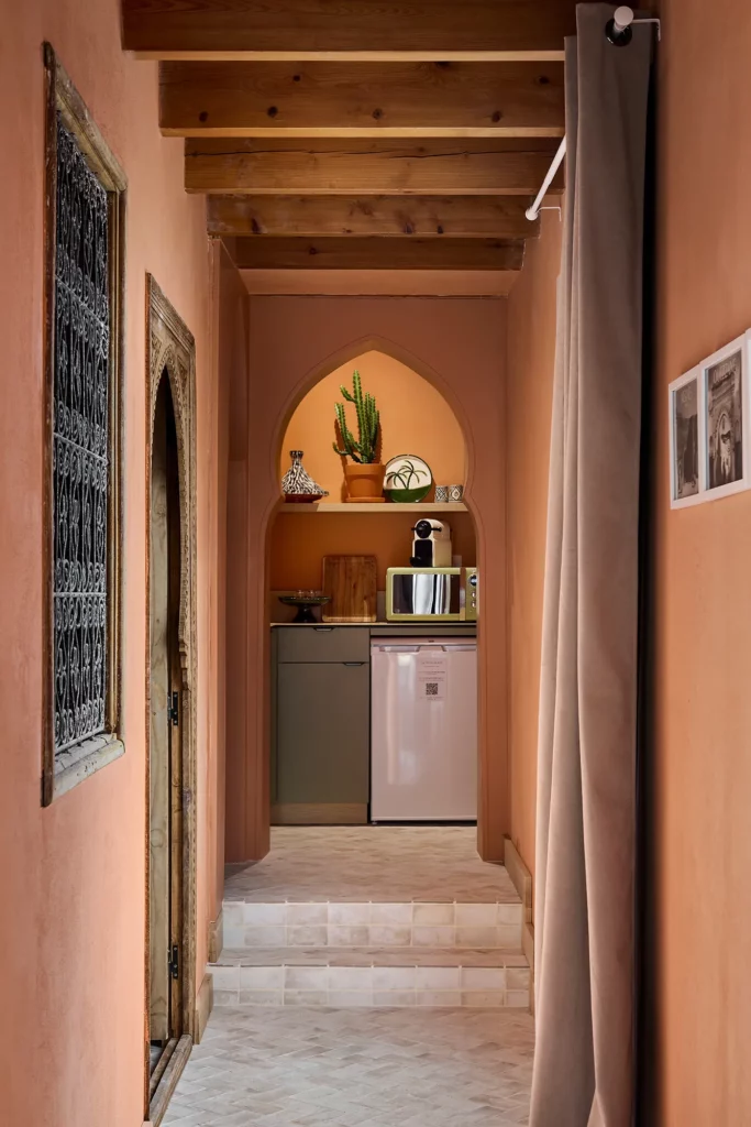 Niche et kitchenette aux tons ocre – Marrakech Room