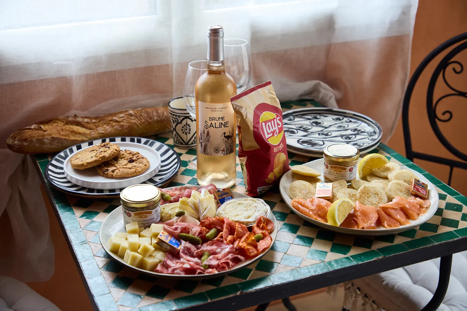 Table dressée pour un apéritif à deux dans un salon aux tons ocre, idée cadeau couple à vivre ensemble