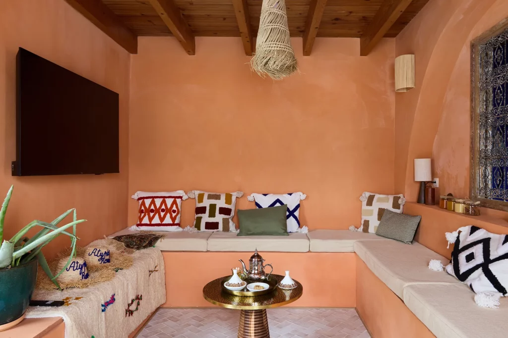 Intérieur voyageur à l'Atypique Room, votre nuit insolite style Marrakech à Niort.