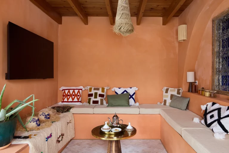 Salon marocain de la Marrakech Room, l'un de nos logements insolites à Niort