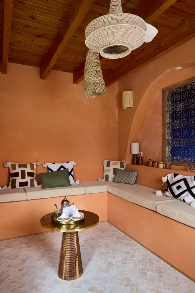 Salon marocain et coussins brodés – Marrakech Room