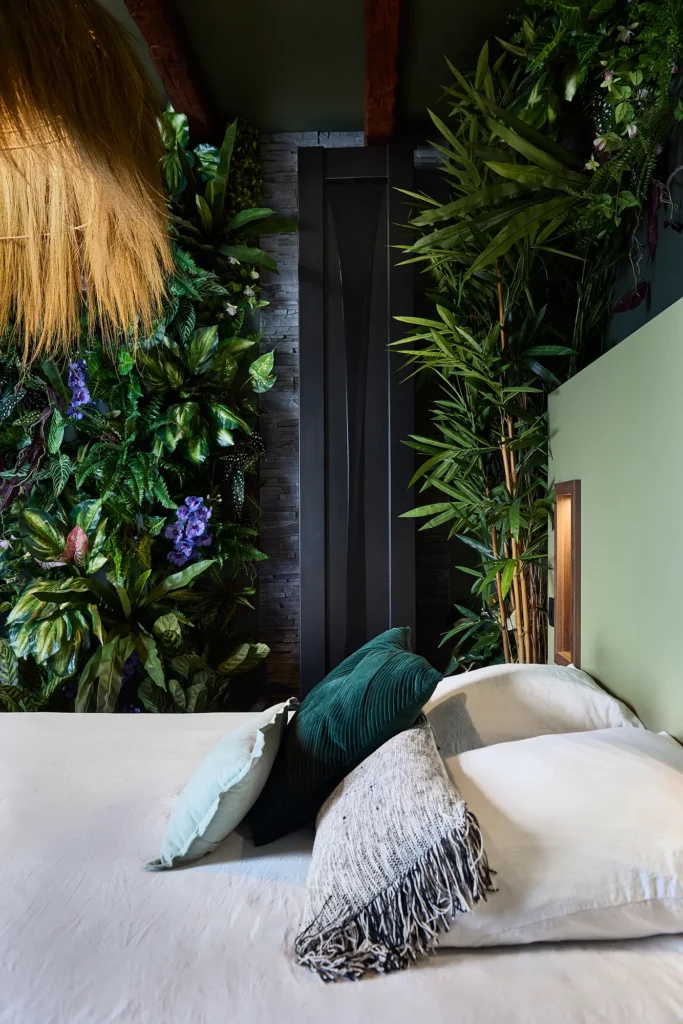 Lit entouré de plantes vertes – Jungle Room