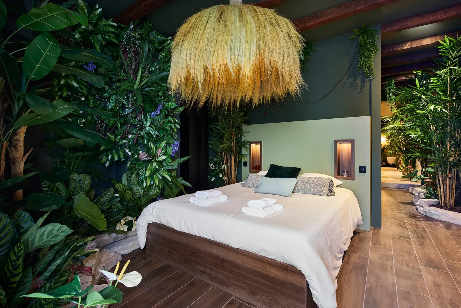 Chambre de la Jungle Room, l'un de nos logements insolites à Niort, au milieu des plantes tropicales