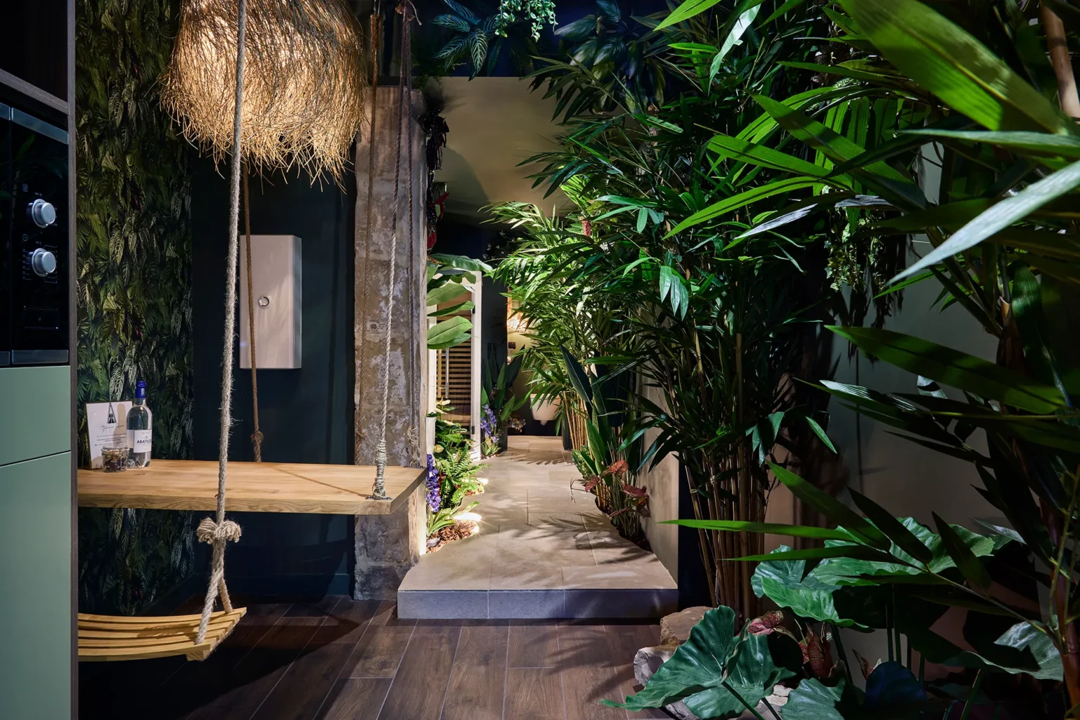 Balançoire et allée végétalisée de la Jungle Room, alternative aux gîtes Niort pour un couple