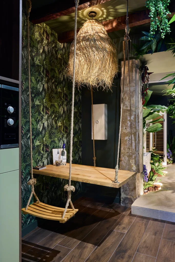 Décor jungle et suspension en paille – Jungle Room