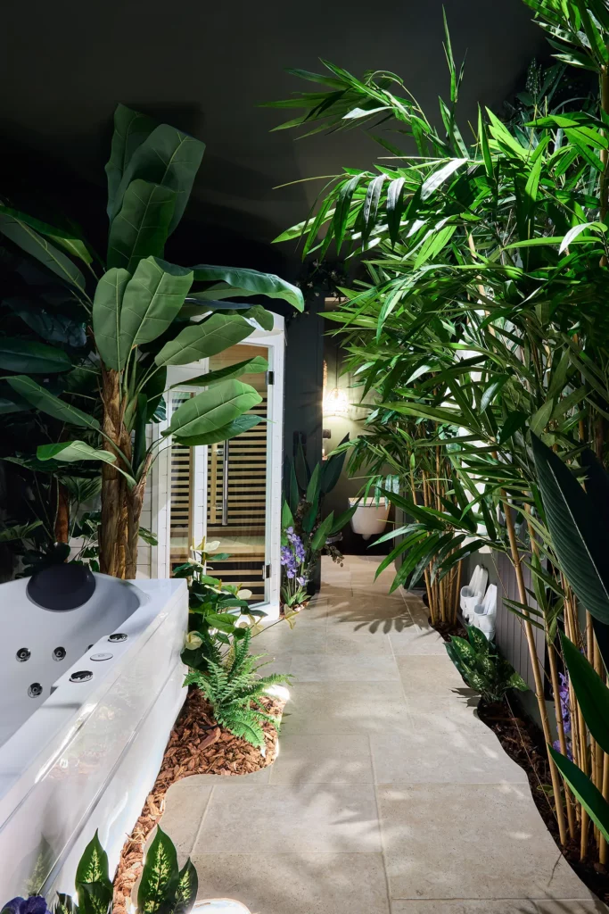 Plantes tropicales et baignoire balnéo – Jungle Room