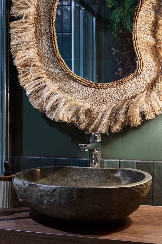 Miroir à franges et décor naturel – Jungle Room