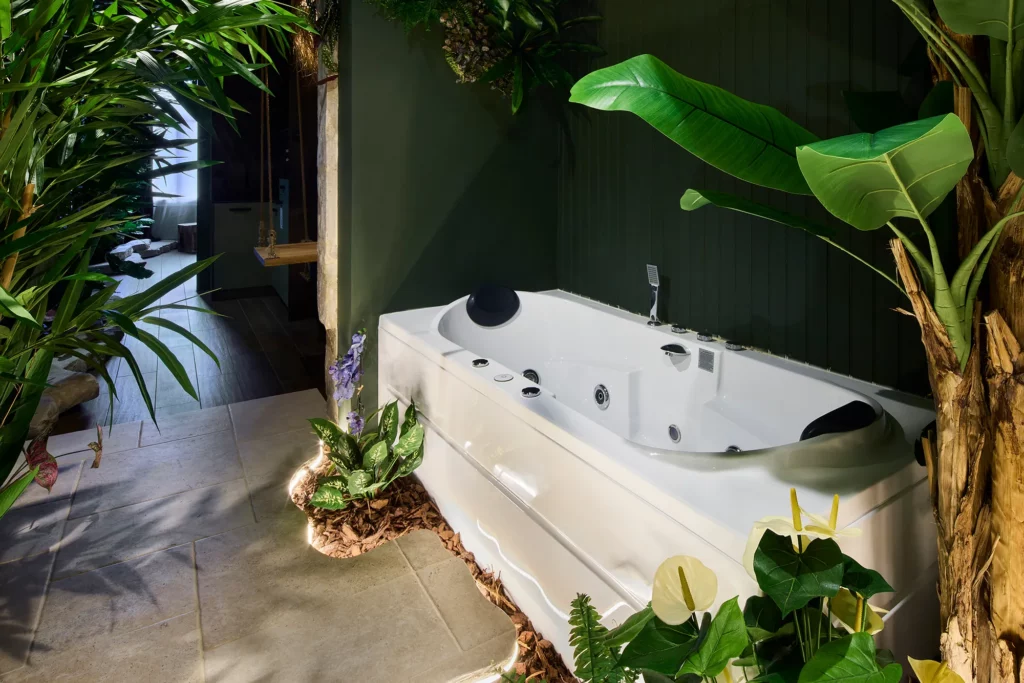 Jacuzzi privatif entouré de verdure, l'expérience nuit insolite à Niort par Atypique Room.