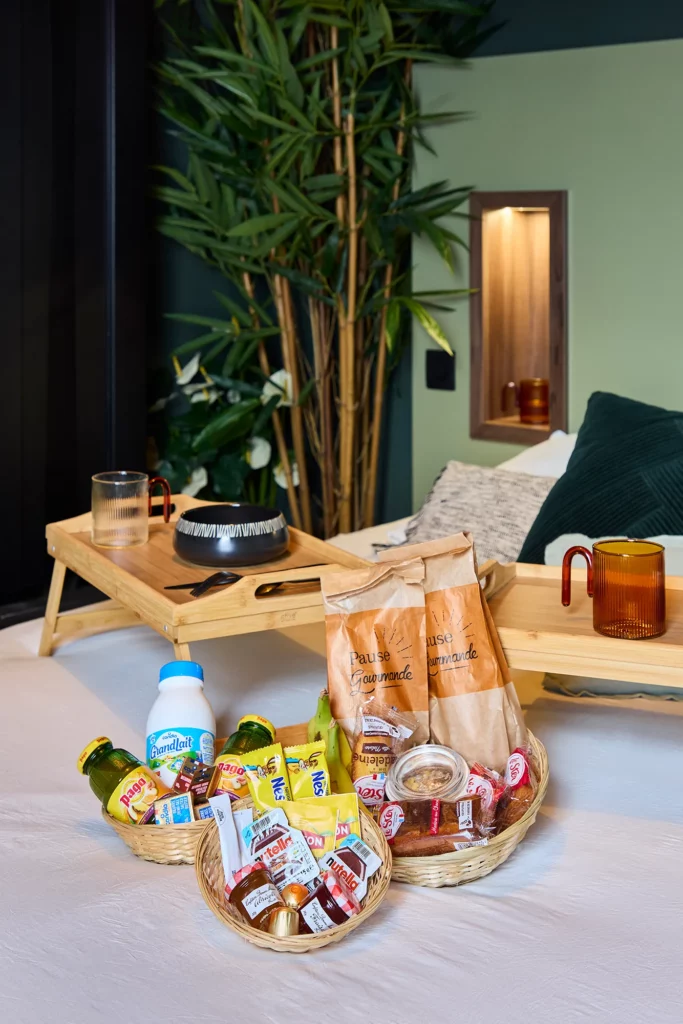 Plateau et boissons servis au lit – Jungle Room