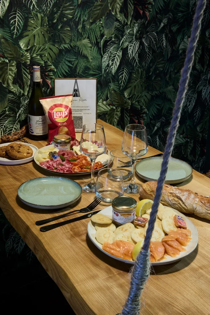 Planche de charcuterie et fromages avec vin dans la Jungle Room